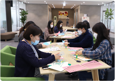 20220208_도레이첨단소재, 점자벽보 시각장애 아동에게 전달.jpg